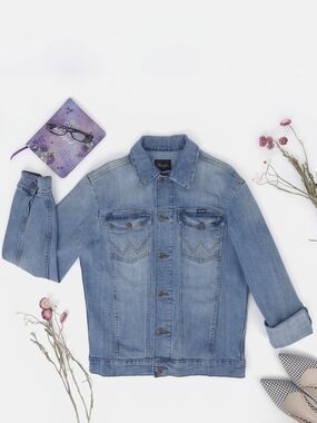 ✨ Wrangler Light Wash Denim Jacket - Size S ✨